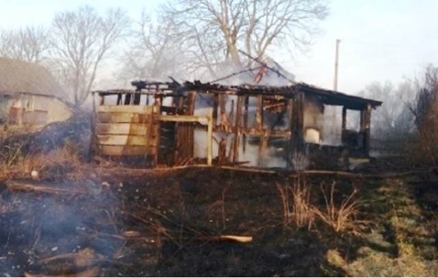 Сгорела хозпостройка и крыша дачи.  Жертв нет